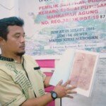Sekjen KRASS yang mendampingi dzuriyat Ki Merogan, menunjukkan fotokopi surat sertifikat resmi kepemilikan tanah Pulau Kemaro di Palembang Sumsel (Reza Fajri / Mattanews.co)