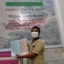 Sekjen KRASS yang mendampingi dzuriyat Ki Merogan, menunjukkan fotokopi surat sertifikat resmi kepemilikan tanah Pulau Kemaro di Palembang Sumsel (Reza Fajri / Mattanews.co)