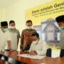 Bupati Tanah Datar Eka Putra menandatangani perizinan kuliah tatap muka di IAIN Batusangkar Tanah Datar Sumbar (M Rafi / Mattanews.co)