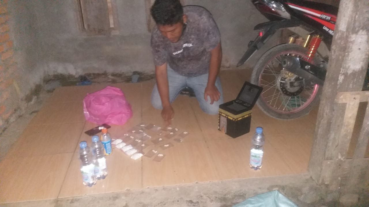 Dua pemuda ditangkap  Polres Mamuju Tengah karena kepemilikan sabu.