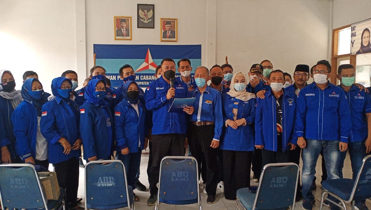 DPC Partai Demokrat Kabupaten Karawang melaksanakan rapat koordinasi, konsolidasi dan mendeklarasikan pernyataan sikap mendukung Agus Harimurti Yudhoyono dan menolak keras KLB Deli serdang, bertempat dikantor DPC Partai Demokrat Karawang, senin (8/3/2021).