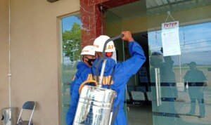 Brimob Jabar Lakukan Penyemprotan Disinfektan ke Kantor Pelayanan Publik