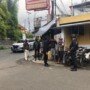 Satbrimob Polda Jawa Barat Kompi 4 Batalyon B Pelopor menggiatkan aksi bagi - bagi masker kepada masyarakat Cipanas Cianjur, Gerakan ini untuk mencegah penyebaran Covid-19. Pembagian masker ini Bagian Patroli Rutin Brimob Jabar, Upaya ini dilaksanakan oleh personil Bripka Yunaz.
