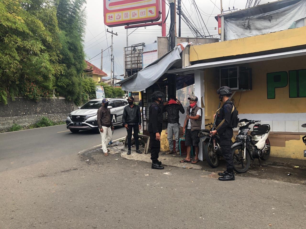 Satbrimob Polda Jawa Barat Kompi 4 Batalyon B Pelopor menggiatkan aksi bagi - bagi masker kepada masyarakat Cipanas Cianjur, Gerakan ini untuk mencegah penyebaran Covid-19. Pembagian masker ini Bagian Patroli Rutin Brimob Jabar, Upaya ini dilaksanakan oleh personil Bripka Yunaz.
