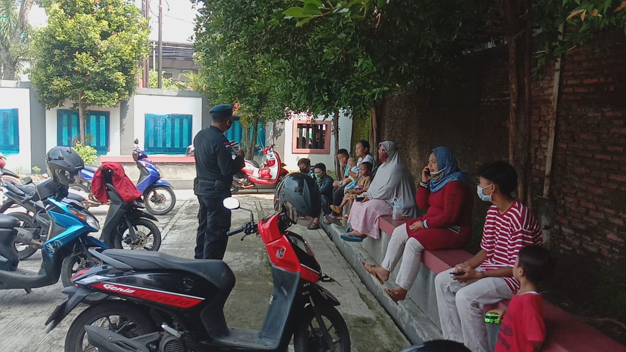 Anggota Kompi 2 Batalyon C Pelopor Satbrimob Polda Jabar melaksanakan sosialisasi kepada warga masyarakat yang berlokasi di Koperasi Semerbak Citra jln. Pangeran Cakrabuana Cirebon sesuai instruksi pimpinan dari pemerintah guna mencegah penyebaran Virus Corona berlanjut dengan menerapkan kebijakan baru dan 5M.