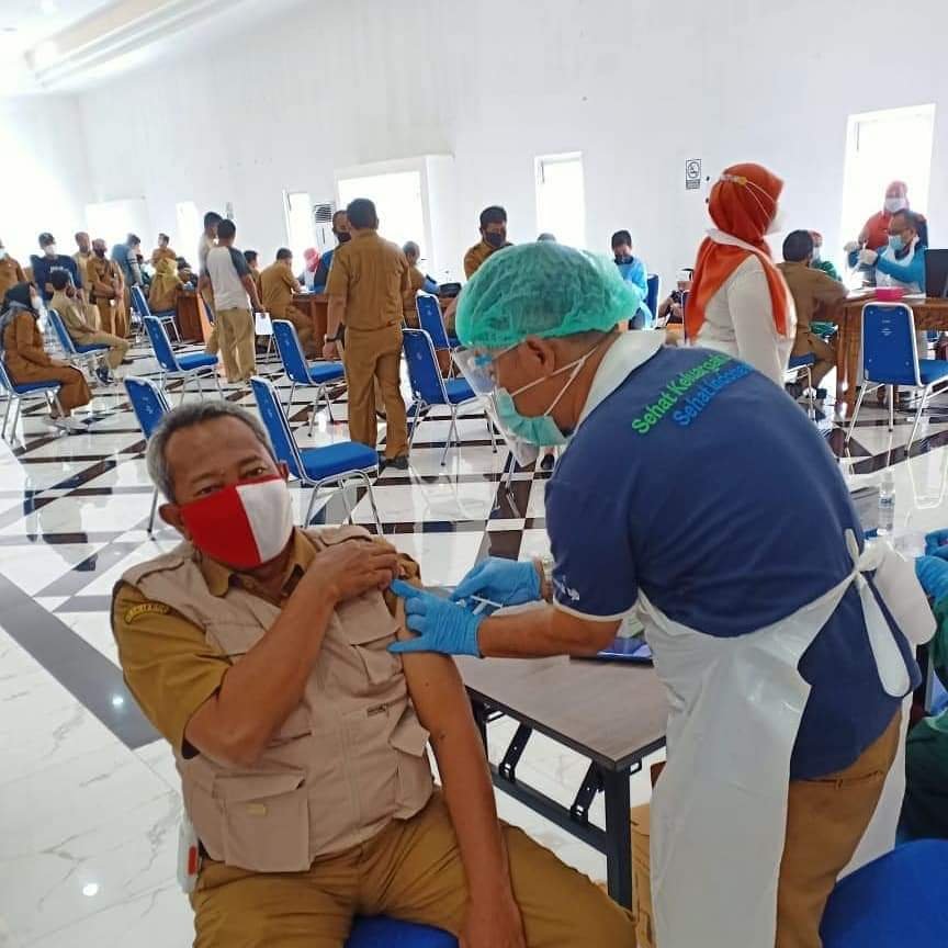 Ratusan Aparat Sipil Negara (ASN) dijajaran Pemerintah Kabupaten Karawang dan puluhan wartawan di vaksin hari ini di Aula Husni Hamid Komplek Pemda Karawang, Senin (08/03/2021).