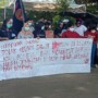 Puluhan Pemuda dan Mahasiswa yang tergabung dalam HIPMAKAR Sulbar menggelar aksi unjuk rasa di kantor DPRD Sulbar, Selasa (9/3/2021).