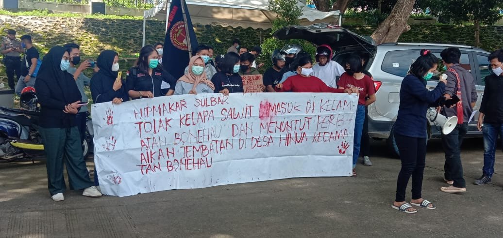 Puluhan Pemuda dan Mahasiswa yang tergabung dalam HIPMAKAR Sulbar menggelar aksi unjuk rasa di kantor DPRD Sulbar, Selasa (9/3/2021).