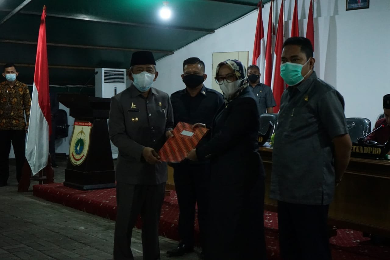 rapat gabungan pansus dalam rapat paripurna yang di gelar DPRD Sulbar, Senin (8/3/2021)malam.
