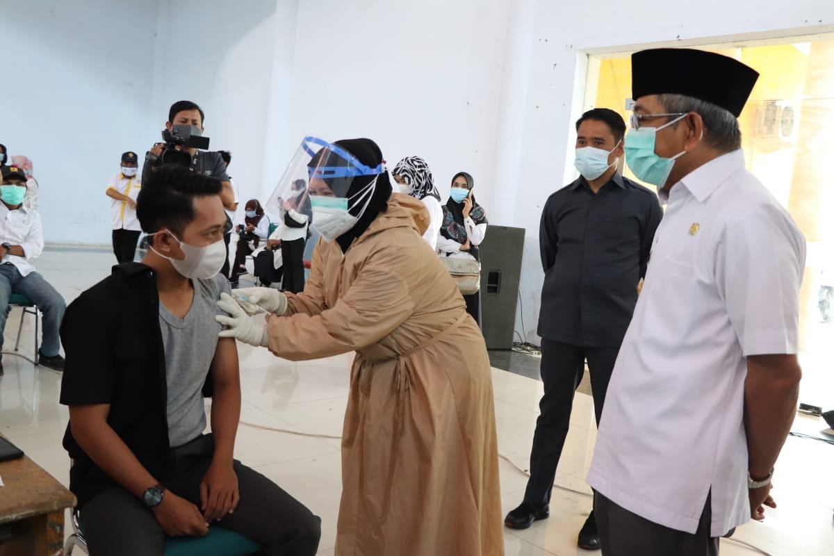 Gubernur Sulawesi Barat Ali Baal Masdar yang juga Ketua Satgas Penanganan Covid-19 Provinsi Sulawesi Barat, menyemangati para petugas dan peserta vaksinasi.