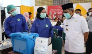 Vaksinasi Covid-19 di Polman, Ini yang Diberikan Gubernur Sulbar untuk Masyarakat