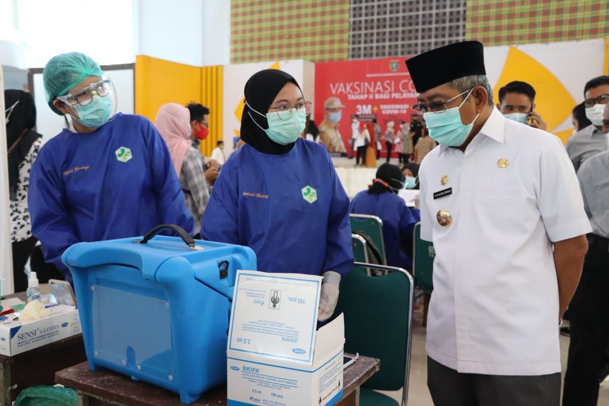 Gubernur Sulawesi Barat Ali Baal Masdar yang juga Ketua Satgas Penanganan Covid-19 Provinsi Sulawesi Barat, menyemangati para petugas dan peserta vaksinasi.