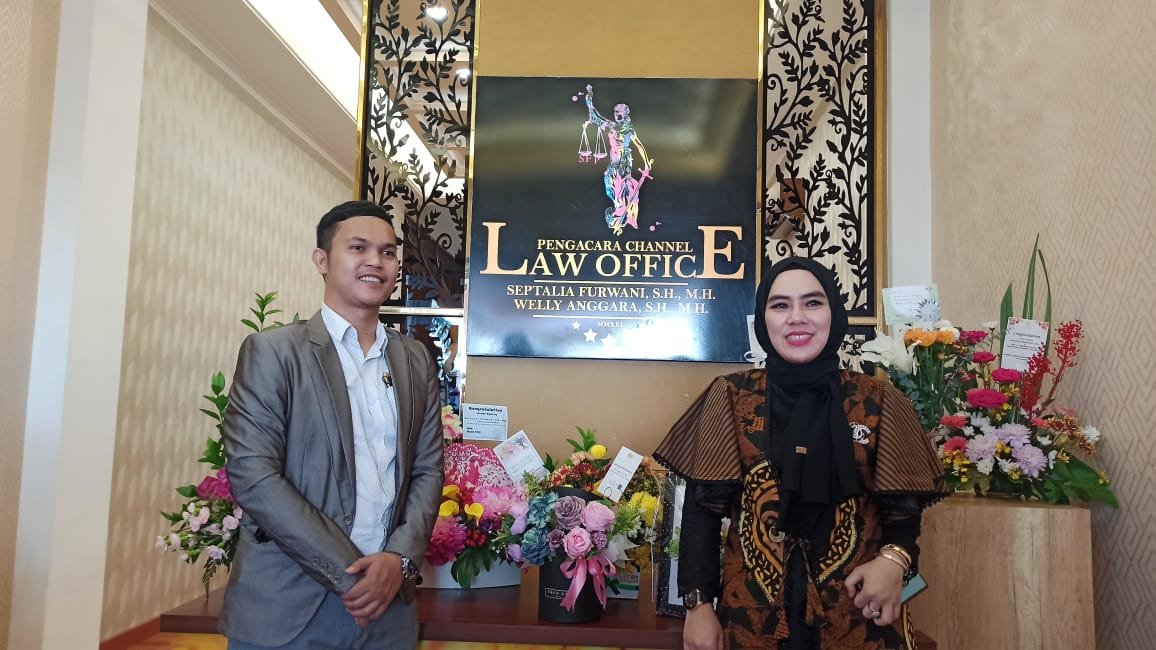 Septalia dan Welly saat peresmian law office Pengacara Channel