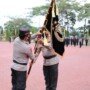 Kapolda Sumut lama menyerahkan bendera pataka ke Kapolda Sumut baru (Dok. Humas Polda Sumut / Mattanews.co)
