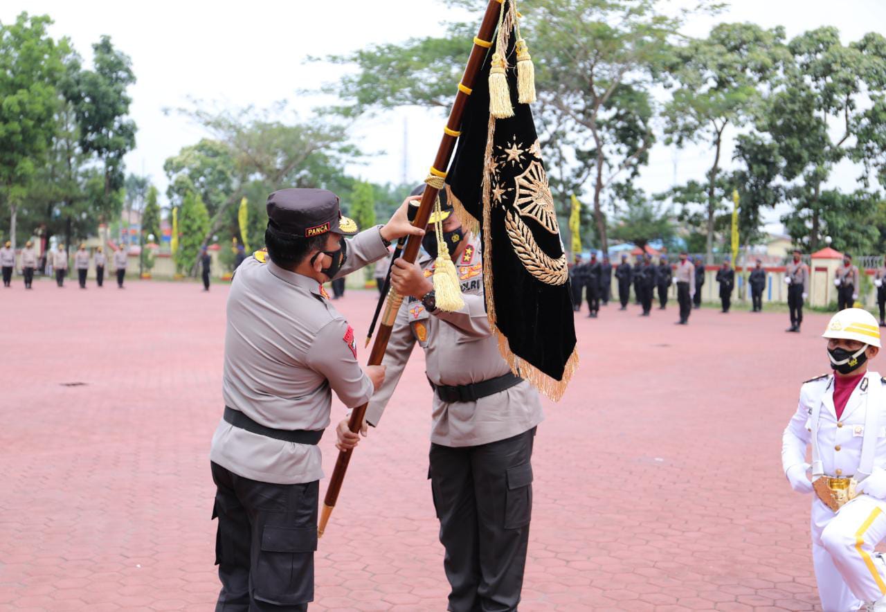 Kapolda Sumut lama menyerahkan bendera pataka ke Kapolda Sumut baru (Dok. Humas Polda Sumut / Mattanews.co)