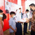 Bobby Nasution Serahkan 50 Unit Laptop dan Wifi Gratis di Sekolah