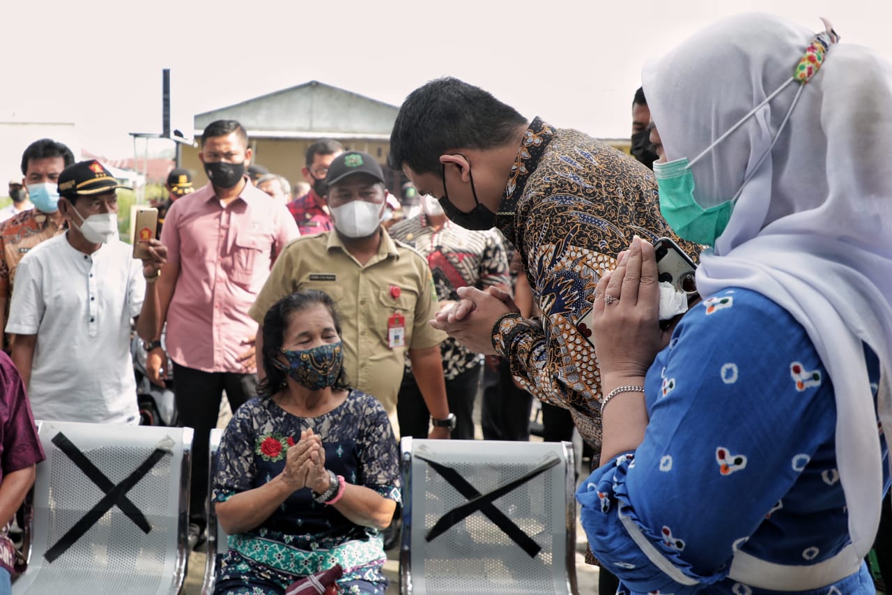 Wako Medan Bobby Nasution saat mengunjungi salah satu wanita lanjut usia di Medan (Dok. Humas Pemkot Medan / Mattanews.co)