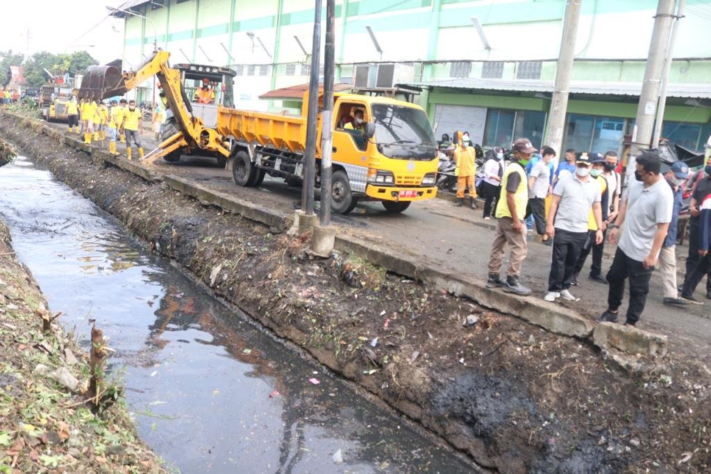 Wako Medan Bobby Nasution meninjau parit sulang-saling di Medan Sumut (Dok. Humas Pemkot Medan / Mattanews.co)