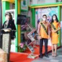 Dua Remaja saat Berfose Menggunakan Gambo
