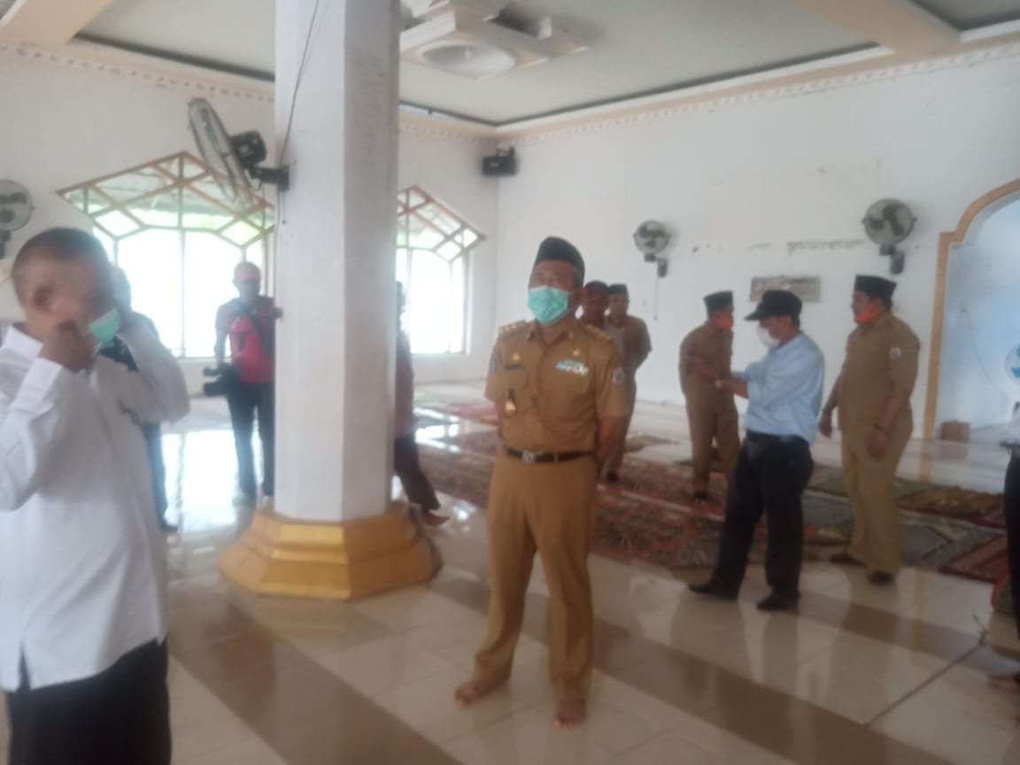 Gubernur Sulbar, Ali Baal Masdar melakukan peninjauan ke sejumlah mesjid yang terdampak gempa bumi Majene, Mamuju Sulbar , 15 Januari lalu. Peninjauan yang dilakukan untuk melihat langsung kondisi beberapa masjid yang rusak akibat bencana gempa bumi itu.