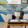 Bupati Muratara Devi Suhartoni menyerahkan hibah tanah di Muratara ke Kanwil Kemhumham Sumsel (Reza Fajri / Nefri Inge)