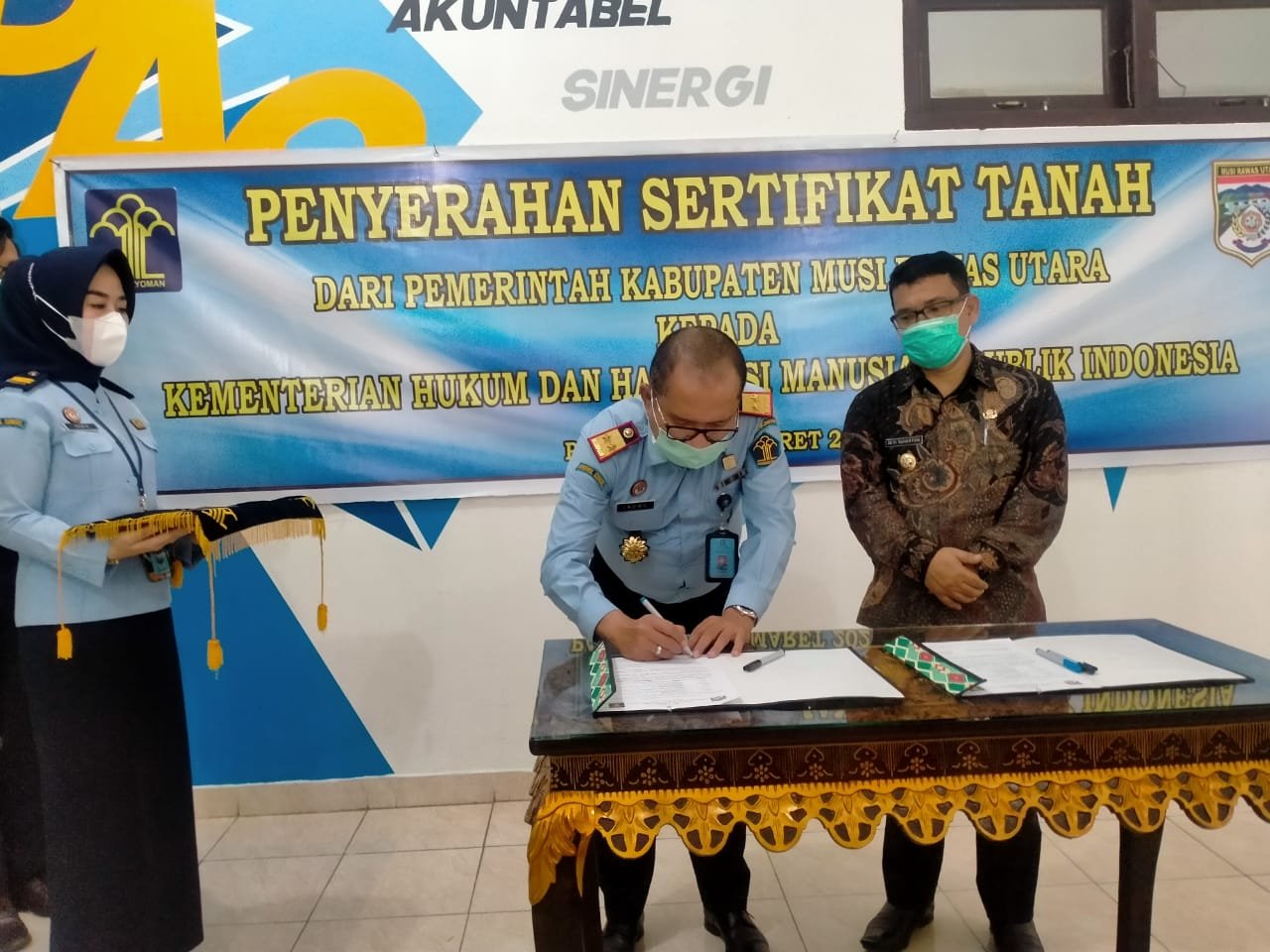 Kakanwil Kemenkumham Sumsel, Indro Purwoko menandatangani penyerahan hibah tahan dari Pemkab Muratara Sumsel (Reza Fajri / Mattanews.co)