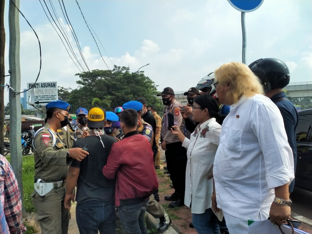 Para warga yang membangun bangunan liar di Jakabaring Palembang protes saat bangunannya akan dibongkar (Reza Fajri / Mattanews.co)