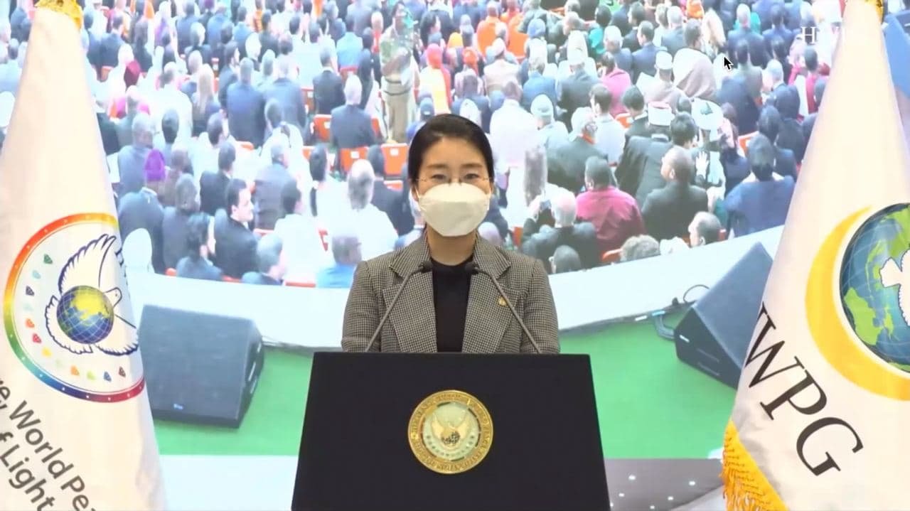 Ketua IWPG Hyun Sook Yoon memberikan pidatonya