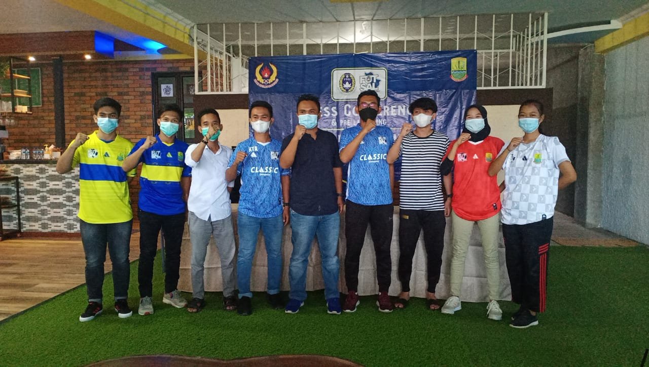 konperensi pers yang digelar di Antic Sport Palumbonsari Lamaran Karawang Timur, menurut Trisna Ketua Cabang Olahraga ( Cabor ) Futsal KONI Karawang mengatakan, dengan digelarnya acara ini sekaligus launching Jersey yang akan dipakai saat nanti di pertandingan Porda, dan pengukuhan Manager Tim Futsal Putra- Putri.