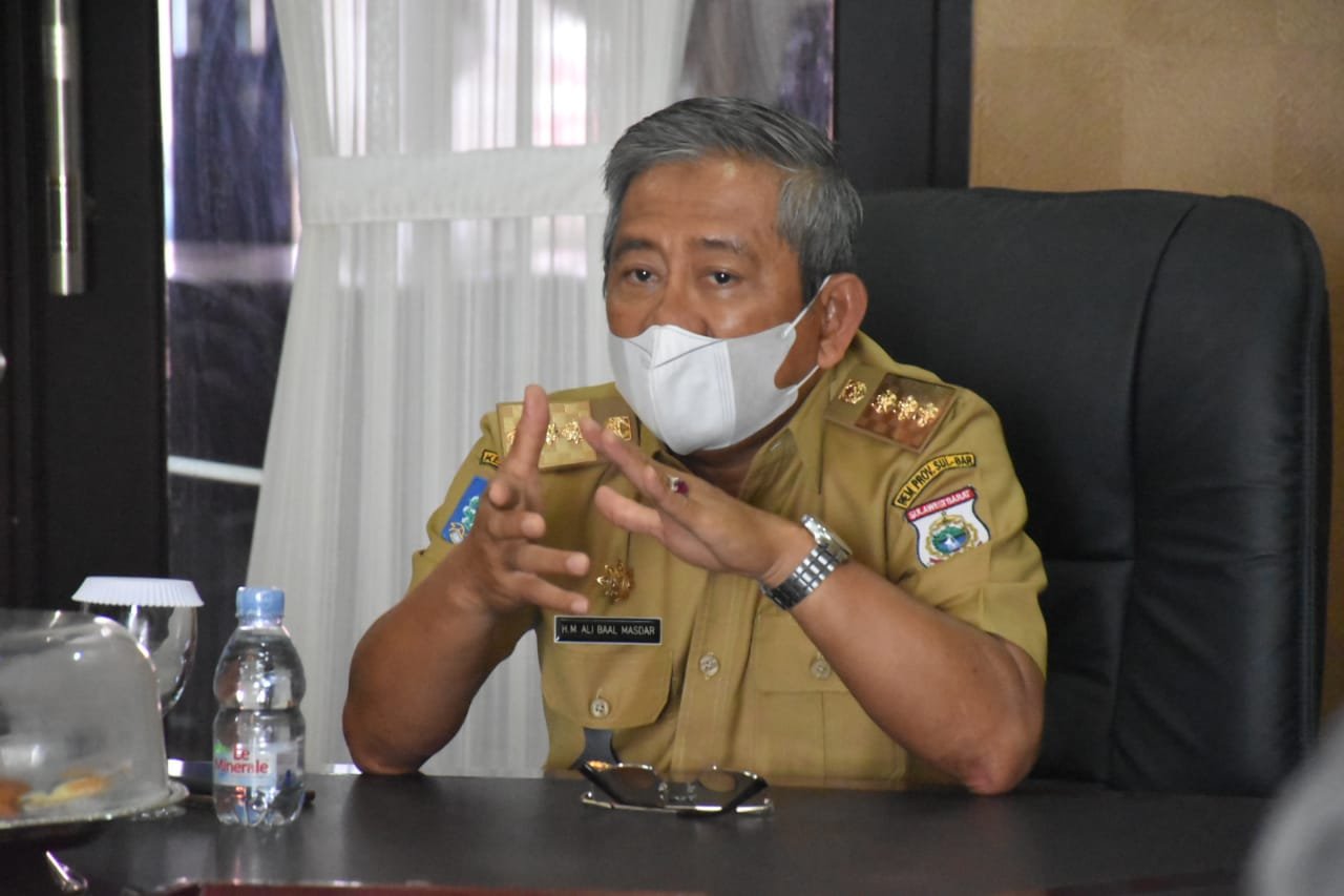 Gubernur Sulbar, Ali Baal Masdar pada saat melakukan audiensi dengan Kepala BPS Sulbar, Gede Hedrayana dan rombongan di Rumah Jabatan Gubernur Sulbar, Selasa, (16/3/ 2021)