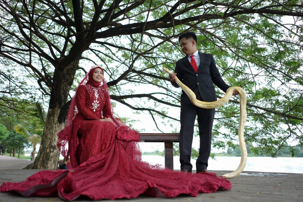 Sadam dan Desti, calon pengantin di Palembang ini mengusung konsep foto prawedding menggunakan properti ular (Dok. Pribadi Sadam Maulana / Mattanews.co)