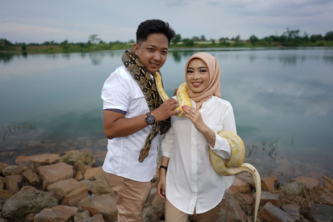 Sadam dan Desti, calon pengantin di Palembang ini mengusung konsep foto prawedding menggunakan properti ular (Dok. Pribadi Sadam Maulana / Mattanews.co)