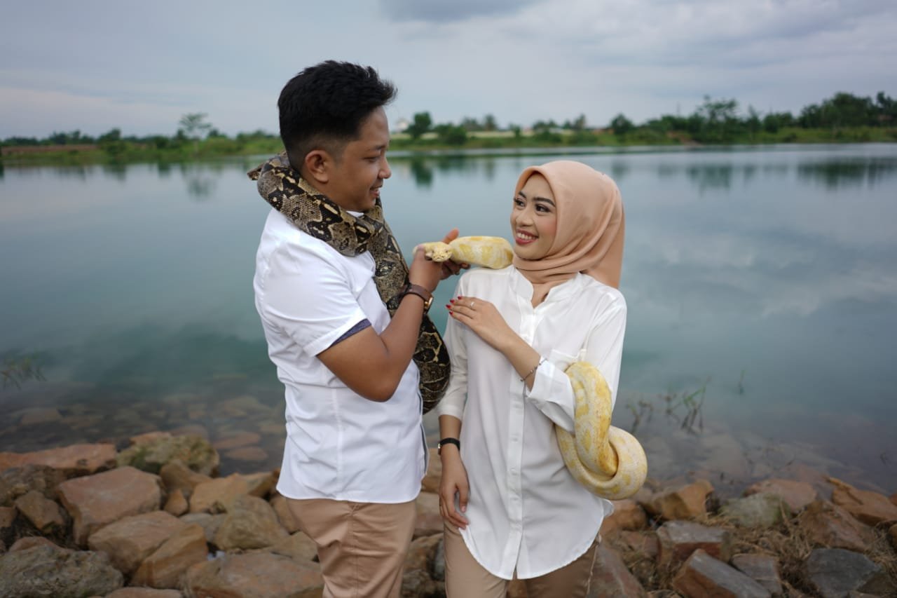 Sadam dan Desti, calon pengantin di Palembang ini mengusung konsep foto prawedding menggunakan properti ular (Dok. Pribadi Sadam Maulana / Mattanews.co)