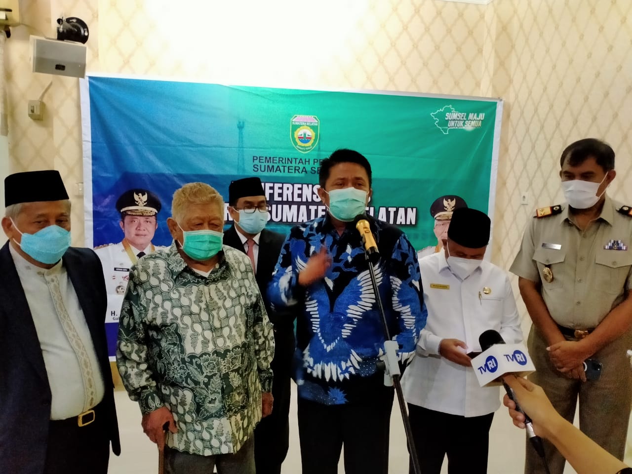 Gubernur Sumsel Herman Deru bersama tokoh masyarakat Sumsel Haji Halim saat mengikuti acara Launching Wakaf Uang BWI Sumsel (Reza Fajri / Mattanews.co)