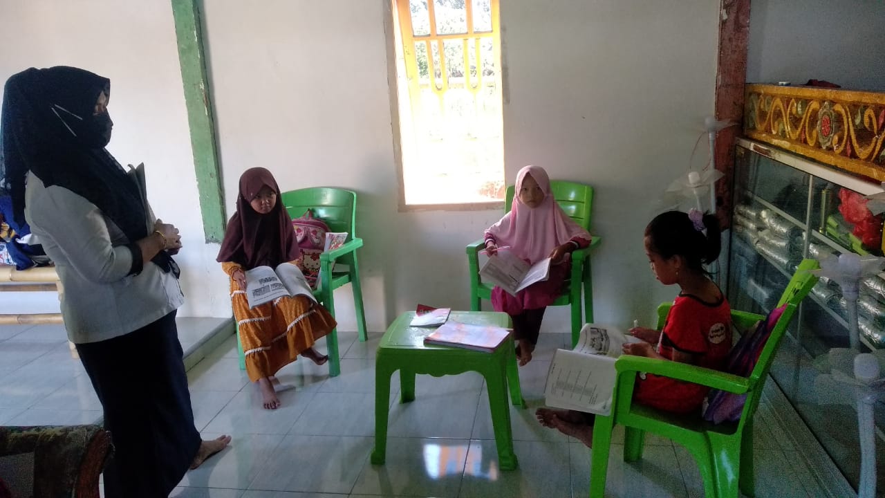 Dalam mengukseskan program Pemkab Mamuju "TAKI MI'GURU" (Ayo Belajar), SDN Inpres Salletto kecamatan Simboro, Kabupaten Mamuju, Sulbar Proaktif melaksanakan proses belajar mengajar luar jaringan (Luring) dari rumah ke rumah.