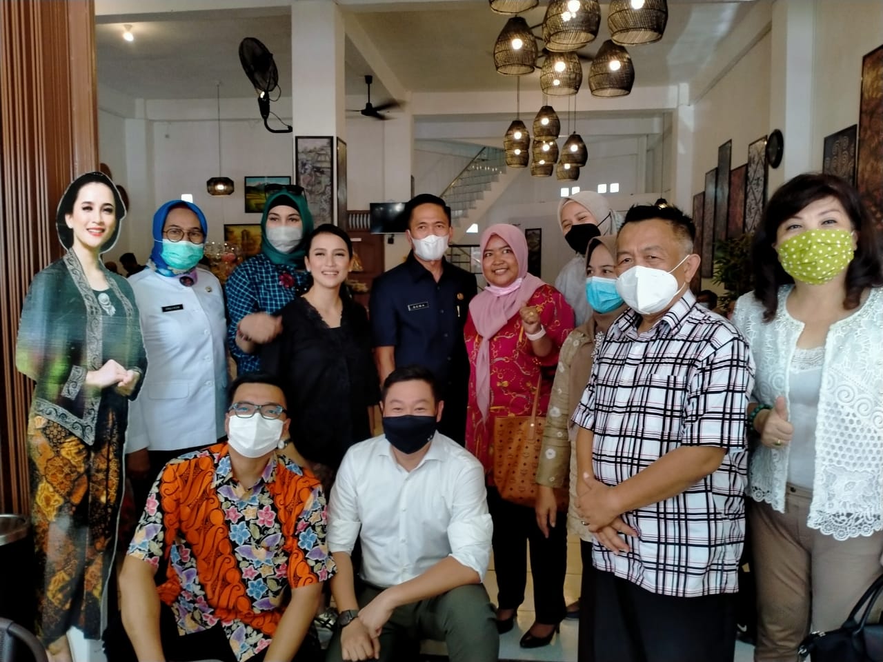 Sekretariat Daerah (Sekda) Pemerintah Kota (Pemkot) Palembang, Drs Ratu Dewa menghadiri acara Syukuran Pembukaan restoran Jeng Endang yang berlokasi di Jalan Jenderal Ahmad Yani, Kecamatan Seberang Ulu II, Palembang, Rabu (17/3/2021).