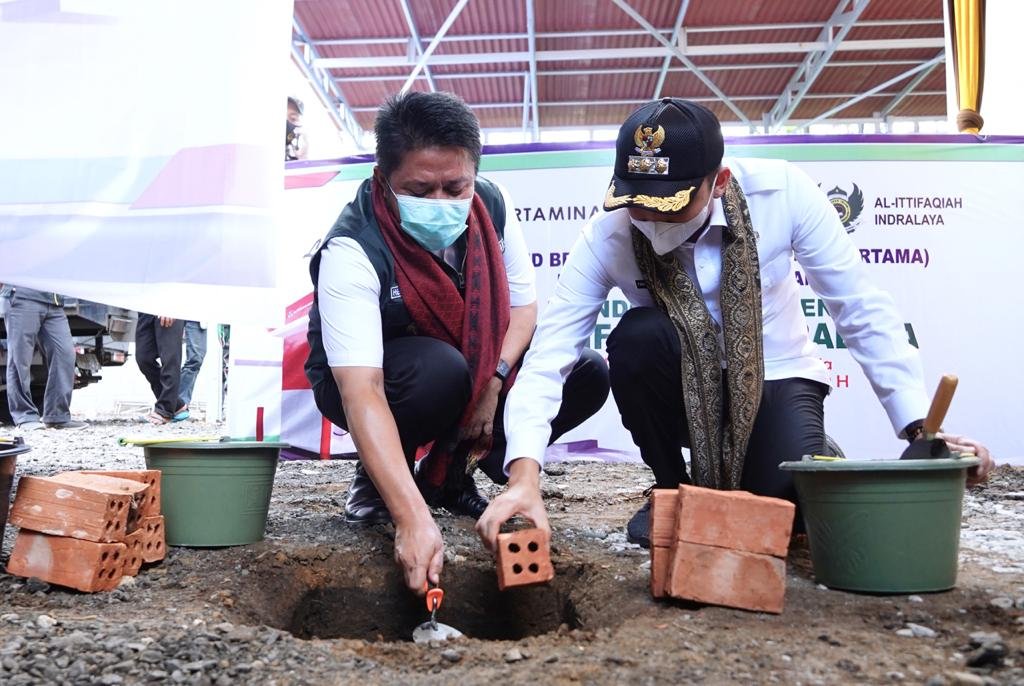 Herman Deru saat meresmikan SPBBM di komplek Ponpes Al-Ittifaqiah Indralaya, Rabu (17/3).