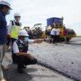 Gubernur Provinsi Sumatera Selatan (Sumsel), H Herman Deru meninjau proses pembangunan ruas tol Indralaya - Prabumulih (Indraprabu) di dua titik, yakni KM 5 dan KM 8. 