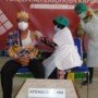 Kepala Dinkes Kapuas Apendi saat disuntik vaksin Covid-19 (Angga / Mattanews.co)