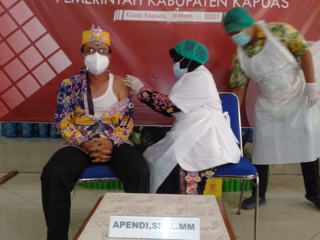 Kepala Dinkes Kapuas Apendi saat disuntik vaksin Covid-19 (Angga / Mattanews.co)