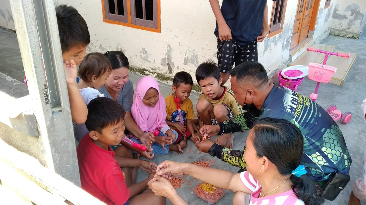 Satgas TMMD Kenalkan dan Bermain Bersama Permainan Tradisional