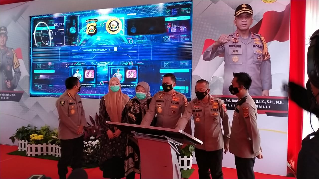 Kapolda Sumatera Selatan (Sumsel) Irjen Pol Prof Dr Eko Indra Heri S bersama Kepala Dinas Kesehatan (Dinkes) Sumsel Lesty Nurainy Launching Ureteroscopic Lithotripsy, Laparoskopi, Genose, Unit Transfusi Darah dan Terapi Plasma Konvalesen, di Rumah Sakit (RS) Bhayangkara Mohamad Hasan Palembang, Jumat (19/3/2021).