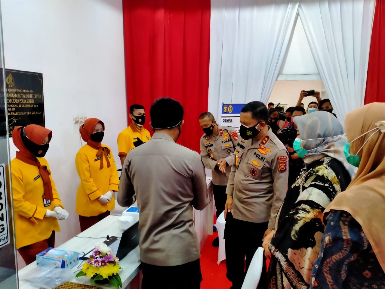 Kapolda Sumatera Selatan (Sumsel) Irjen Pol Prof Dr Eko Indra Heri S bersama Kepala Dinas Kesehatan (Dinkes) Sumsel Lesty Nurainy Launching Ureteroscopic Lithotripsy, Laparoskopi, Genose, Unit Transfusi Darah dan Terapi Plasma Konvalesen, di Rumah Sakit (RS) Bhayangkara Mohamad Hasan Palembang, Jumat (19/3/2021).