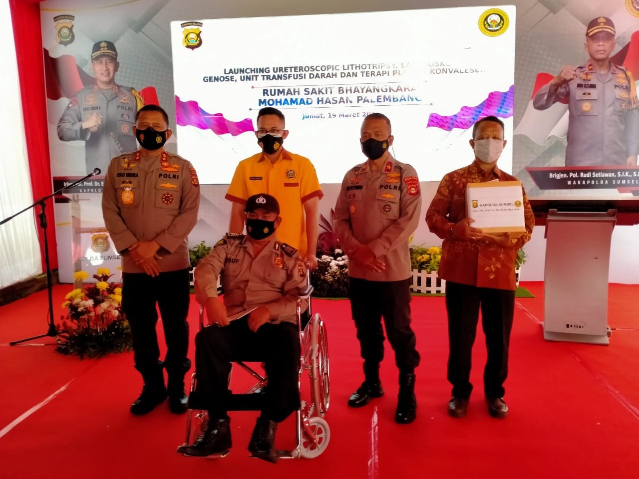 Kapolda Sumsel Irjen Pol Prof Dr Eko Indra Heri S memberikan tali asih kepada dua personil Polda Sumsel yang purnawirawan dan personil Polda Sumsel sedang sakit Struk di Rumah Sakit (RS) Bhayangkara Mohamad Hasan Bhayangkara, Jumat (19/3/2021).