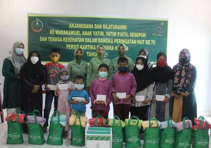 Kodim 0420/Sarko bersama Persit Kartika Chandra Kirana Cabang XXVII Dim 0420 Koorcab Rem 042 PD II/Sriwijaya membagikan sembako ke anak yatim (Yulisman / Mattanews.co)