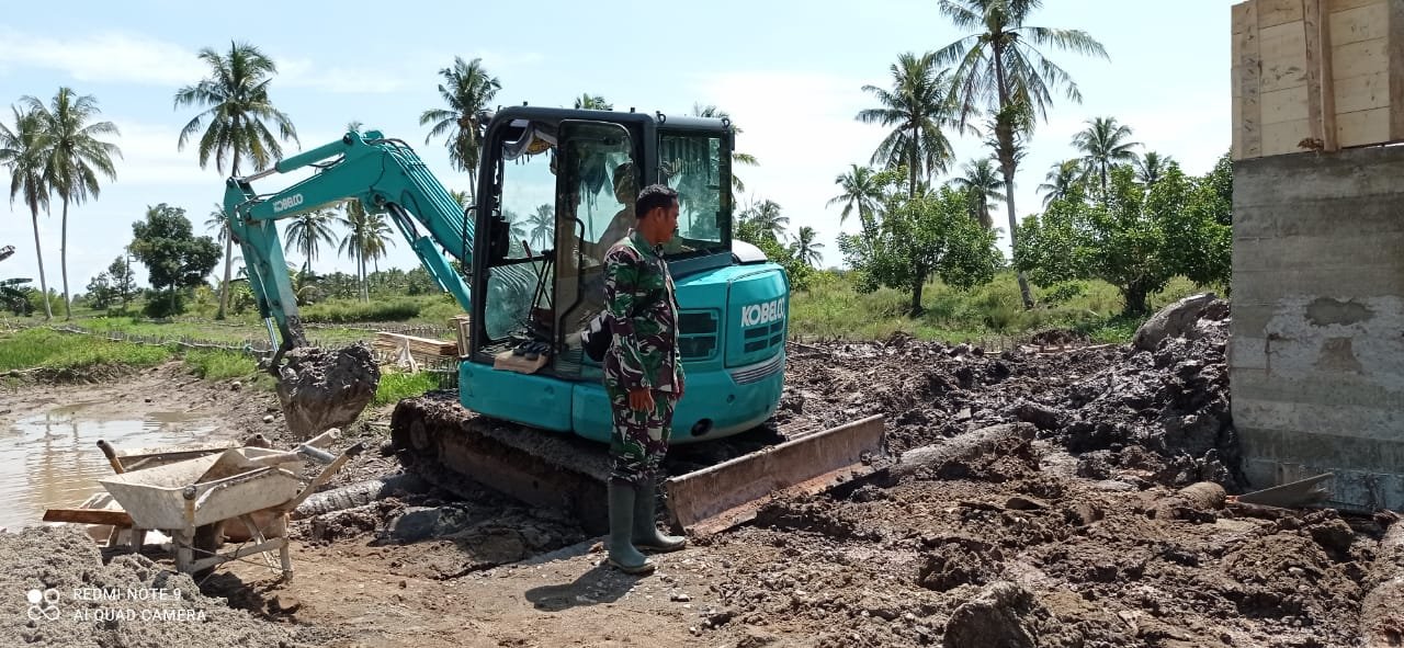 Anggota Satgas TMMD Awasi Pembuatan Jembatan Penghubung