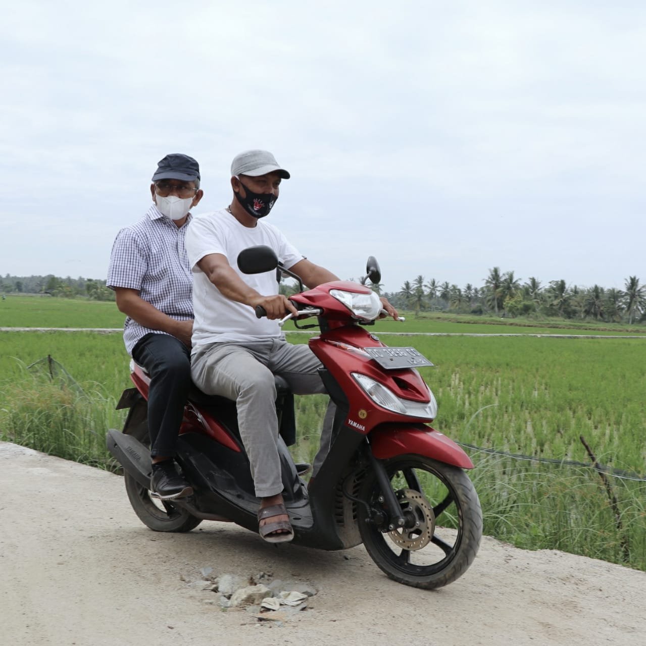 Gubernur Sulbar Ali Baal Masdar, dengan menggunakan sepeda motor, dan dibonceng oleh petani setempat, melihat langsung salah satu hasil kegiatan padat karya di Polewali Mandar, beberapa hari lalu.