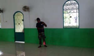 Masjid Terlihat Kotor, Satgas TMMD Berinisiatif Menyapu