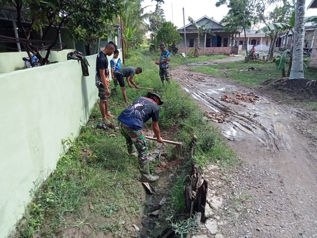 Satgas TMMD Memperdalam Aliran Air di Dekat Pagar Masjid