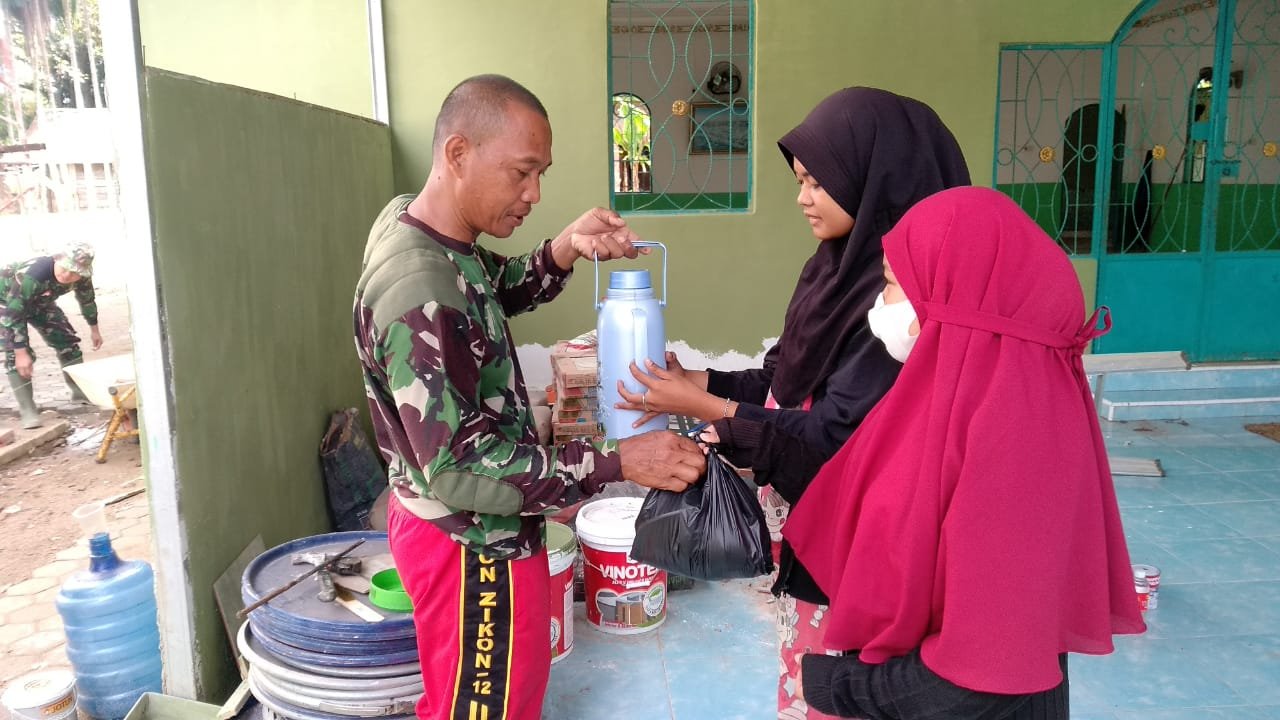 Satgas Diantarkan Makanan Oleh Warga